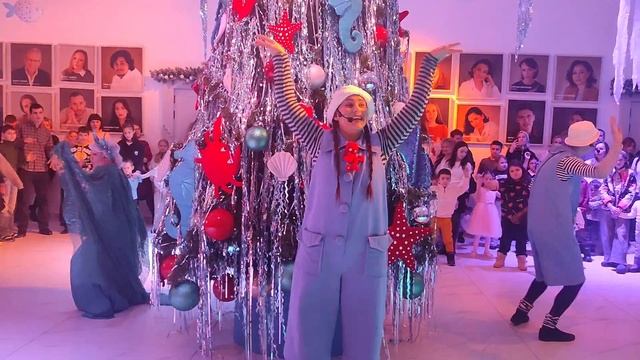 Новогоднее представление в ТЮЗе города Нижневартовск перед спектаклем. смотреть онлайн