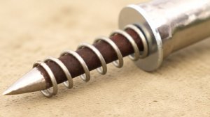 Самодельный «мусорный захват» из трубы и пружины — поднимает листья, мусор без наклонов!