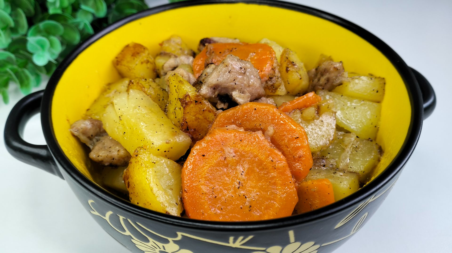 Жаркое по-домашнему (мясо с картофелем, морковью и луком)🥩 смотреть онлайн