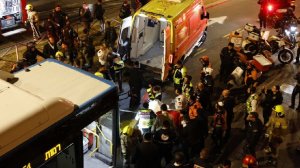 Автобус въехал в толпу протестующих ортодоксальных евреев в Иерусалиме