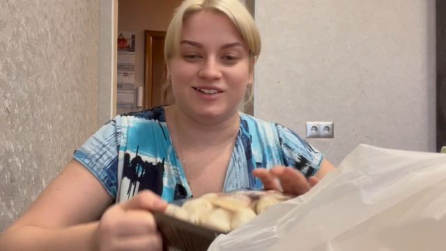 Домашний влог/ Самого утра уже на кухне/ Сегодня день готовки/ С Праздником вас/ Готовлю том ям / смотреть онлайн