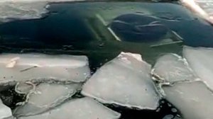 Три машины с рыбаками провалились под лед во Владивостоке