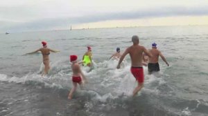 В Сочи прошел заплыв Дедов Морозов