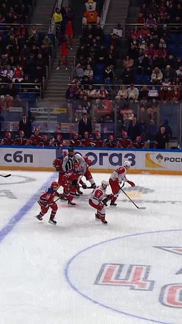 Что творят ЗА СПИНОЙ 👀😵 #КХЛ смотреть онлайн