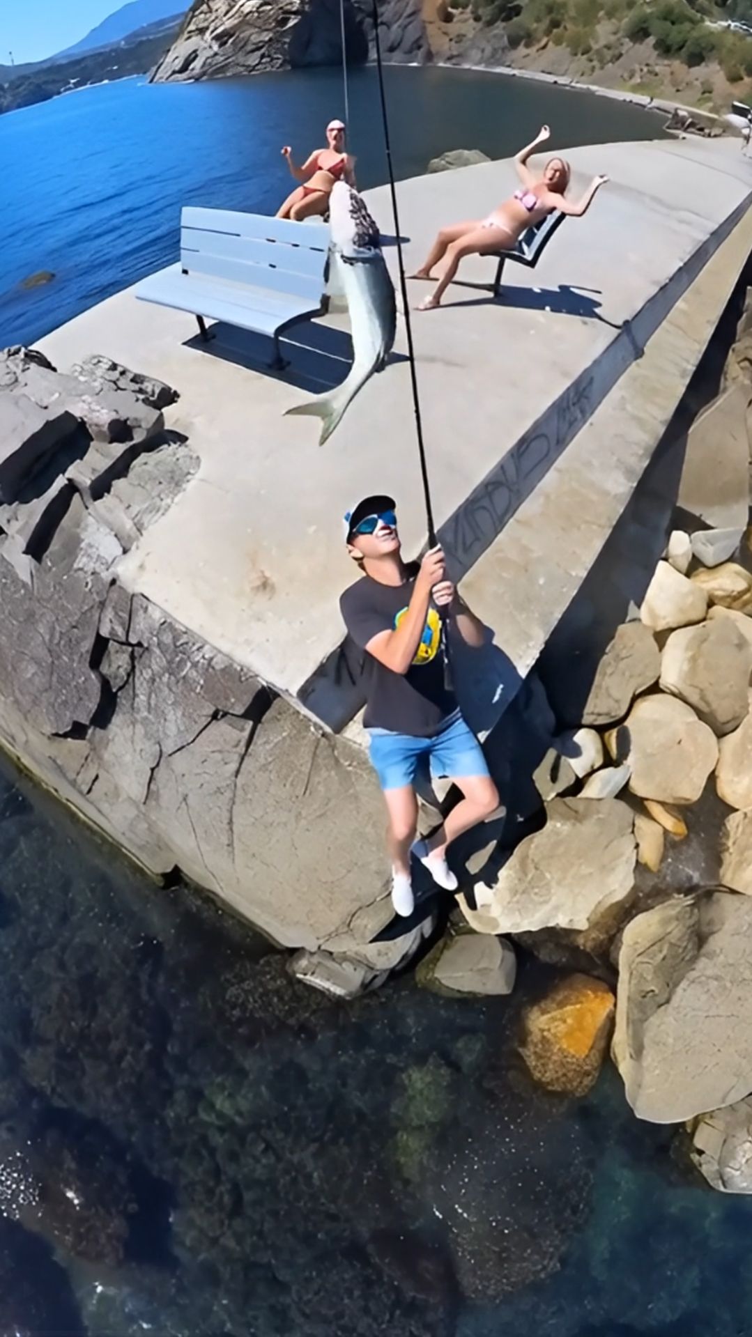 РЫБАЛКА - Это когда решил порыбачить… а клюнуло ВСЁ 😳🎣 смотреть онлайн