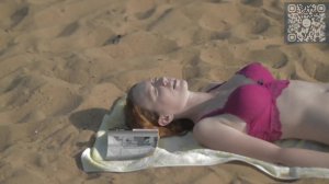 Девушка загорает на песке .Эротика