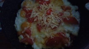 Яичница с сыром и помидорами !
