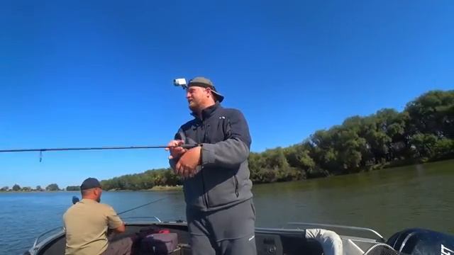 РЕКА КИПИТ ОТ РЫБЫ. РЫБАЛКА НА ДИКОМ ОСТРОВЕ С ДРУГОМ. ЧТО ПОЙМАЛИ, ТО И СЪЕЛИ. смотреть онлайн