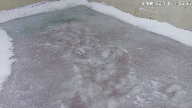 Четвёртый день заливки ледового катка (часть 4) делаем из снега кашицу и заливаем толстый слой.mp4 смотреть онлайн