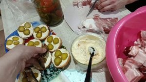 С УТРА В ХРАМ, ПОТОМ НА ДАЧУ  , НАКРЫЛИ СТОЛ.