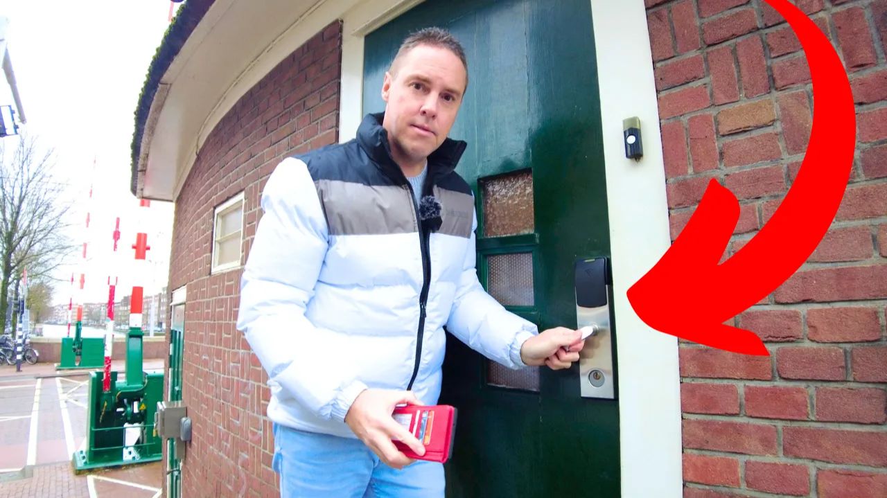 Я останавливаюсь в самых странных отелях Амстердама! смотреть онлайн