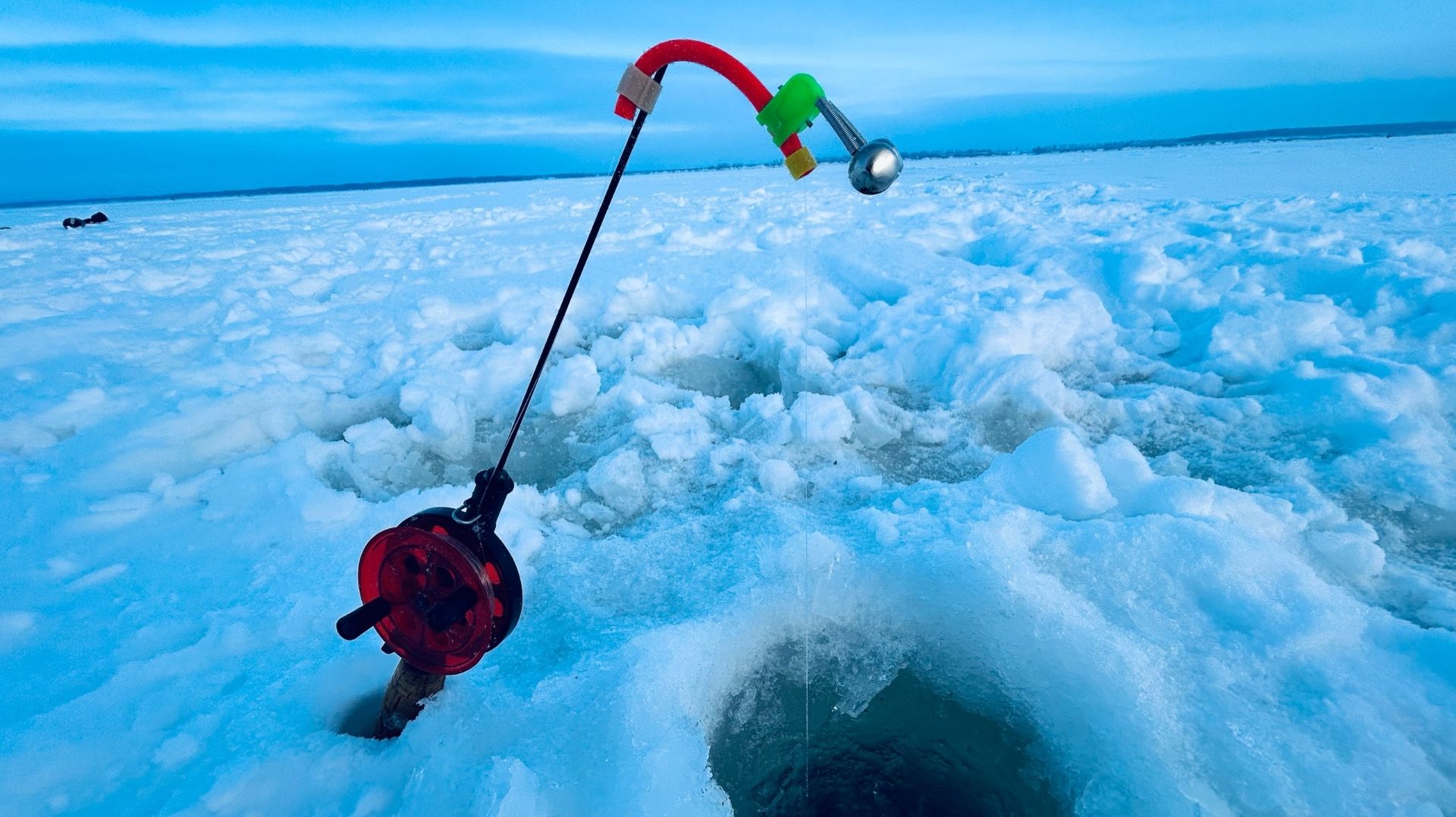 ВОТ ЭТО ЗАГИБАЕТ КИВОК! НАШЕЛ ЯМУ 16 М, ОПУСТИЛ МОРМЫШКУ И ПОПЕР КРУПНЯК! ЗИМНЯЯ РЫБАЛКА  2025-2026 смотреть онлайн
