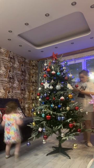 Нарядная к нам пришла