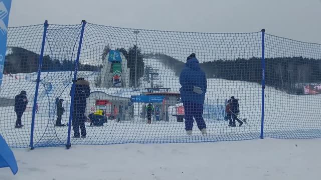 Фан-парк Горнолыжный курорт.Бобровый Лог. Канатно-кресельная дорога.Кафе Вибрам .Красноярск смотреть онлайн