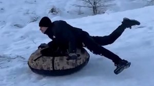 В разгар снежного сезона спасатели напоминают о правилах безопасности любителям покататься с горок.