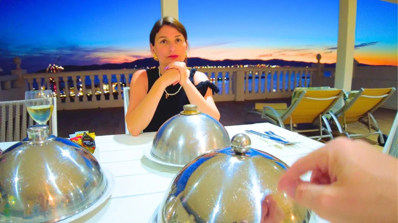 Я остановился в роскошном отеле в Гибралтаре! смотреть онлайн