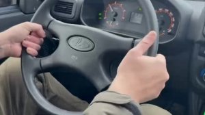 Нормальный Нивас, чё ты!!! 
Можно подать звуковой сигнал не отрывая рук от обода руля:)))

Технологи