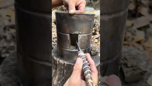 Изготовление небольшой кузницы и основы работы с ножом в условиях дикой природы, выживания в лесу... смотреть онлайн