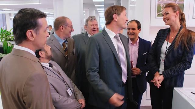 Братья по обмену. Новое правило насить бейджики на работе привело к курьезносу случаю смотреть онлайн