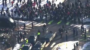 В США начались столкновения с полицией после убийства жительницы Минеаполиса.