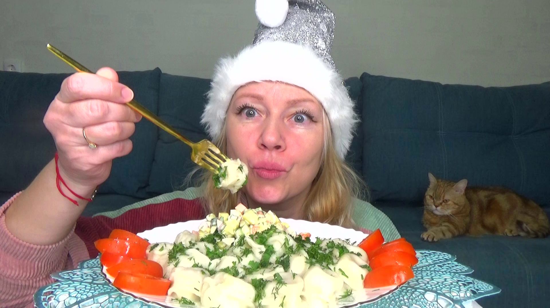 Мукбанг пельмени с мясом и капустой, доедаю Оливье. Еда. смотреть онлайн