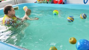 Тимофей учится плавать в бассейне 5