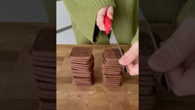 быстрый пудинг из шоколадного печенья, шоколадных капелек и горячего молока. масло по желанию