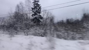 Далеко бежит дорога.