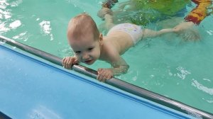 Тимофей учится плавать в бассейне 4