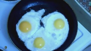 ОБЖОР БУТЕРБРОДИКИ ИЗ ЯИЦ ОБЖАРЕННЫХ С ДВУХ СТОРОН