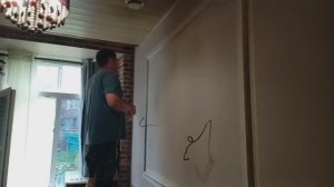 Покраска молдинга, отделка и декор стены, ремонт на кухне.