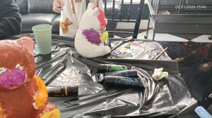 miskas , Даня нуб, Карина,Давид рисуют на фигурках.карина которая была в моих клипах каких в описани