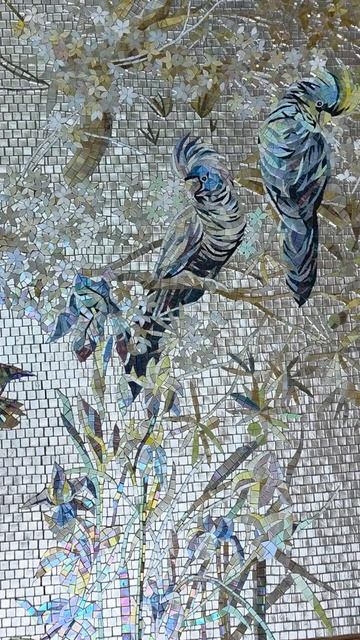 Панно из мозаики Попугаи.