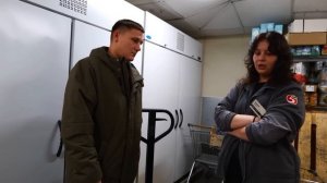 ПОЛИЦЕЙСКИЙ ПОСТАВИЛ НА МЕСТО БОРЗОГО ДИРЕКТОРА МАГАЗИНА / ПРОСИТ ПОЛИЦИЮ ВЫКИНУТЬ ПОКУПАТЕЛЯ