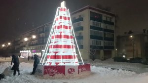 Вместо новогодней ёлки Лукойл подарил кстовчанам ... инсталляцию из б/у бочек