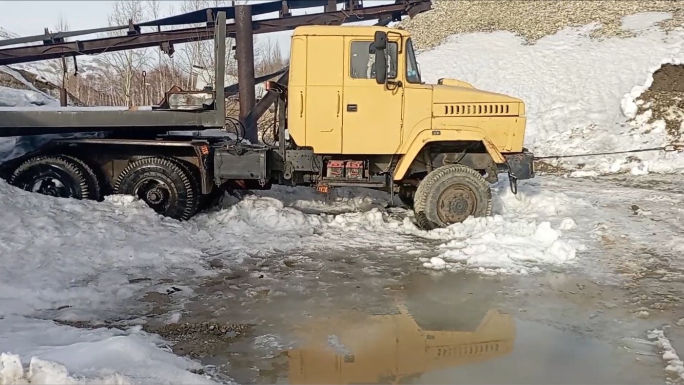 Завели КрАЗ после долгого простоя. Поехал с помощью экскаватора. смотреть онлайн