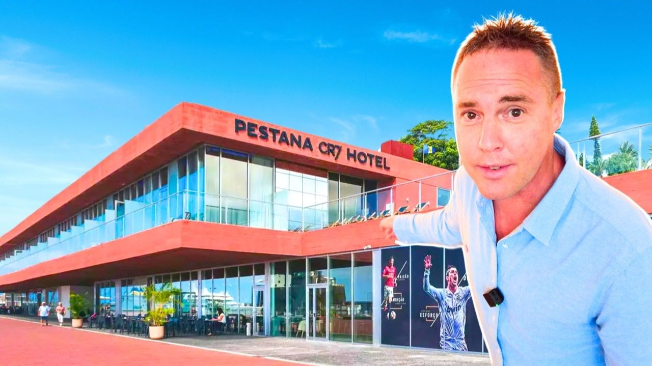 Я остановился в отеле известного футболиста! смотреть онлайн