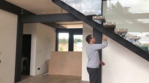 Лестница на монокосоуре с поворотосм на 90 градусов, стеклянными перилами и балюстрадой