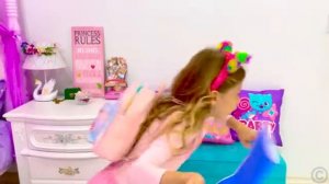 Настя и папа учатся готовить шоколад на фабрике какао