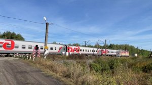 Выцветший электровоз ЧС4Т-293 с пассажирским поездом