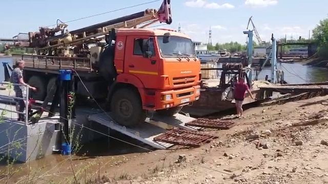 Самоходный паром СП-30 с буровой установкой