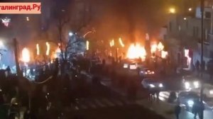 Протесты в столице Ирана переросли в беспорядки: демонстранты жгут баррикады, перекрывают улицы.