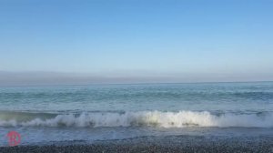 Огромная морская волна накатывает на берег. Морской прибой — величие, сила и покой!