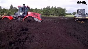 Застрявшие грузовики и трактора в грязи.