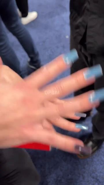 В соцсетях вирусится анонс нового гаджета для женщин — накладные меняющие цвет кибер-ногти iPolish