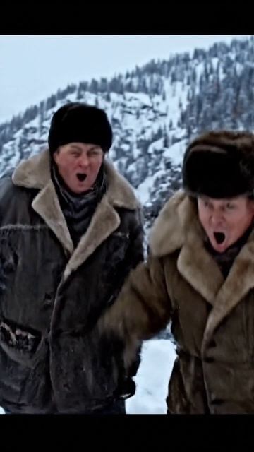 Русский грузовик груженный дровами едет по горной дороге в Якутии. Дорога заснежанная. Тут в смотреть онлайн