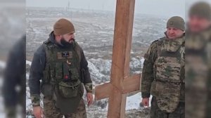 Российские военные установили поклонный крест на высоте в Белогоровке.mp4