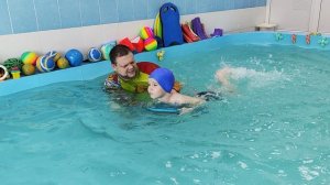 Максим учится плавать в бассейне 1
