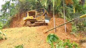 Бульдозер D6R XL, выполняющий работы с повышенной опасностью, для строительства горных дорог