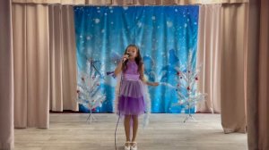 Песня «Новогодние снежинки». Исполняет София Попова